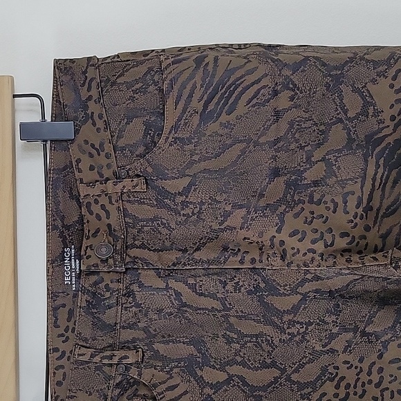 Chico's Brown Coated Animal Snakeskin Print Jeggings Size 8 - Picture 3 of 10